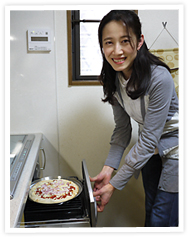 画像：ピザを入れようとしているところの写真