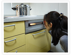 画像：グリルの中をのぞいている写真