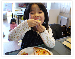 画像：ピザを食べている写真