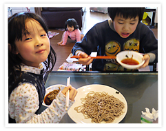 画像：お蕎麦を食べてる写真