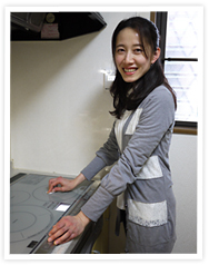 画像：IHを拭いている写真