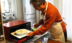 画像：レンジに入れる様子