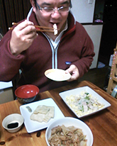 画像：今川焼きを試食する様子