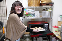 画像：レンジに入れる様子