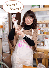 画像：袋に入れてシャカシャカしている様子