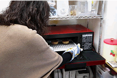 画像：今川焼きをレンジに入れる様子