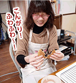 画像：今川焼きを試食する様子