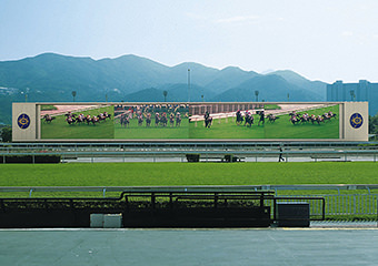 画像：香港競馬会納入、世界最長70.4mのスクリーン「オーロラビジョン」の運用開始