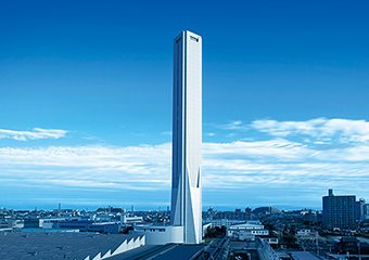 画像：稲沢製作所構内に世界で最も高い（当時）173mの「エレベーター試験塔」が完成