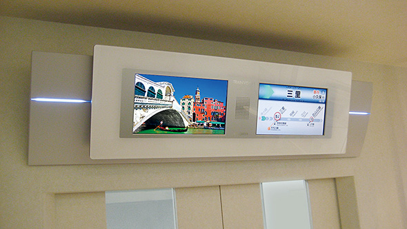 トレインビジョン（列車内乗客向け映像情報システム）デモシステムと画面の例
