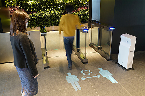 てらすガイドの床面に動くサインの例