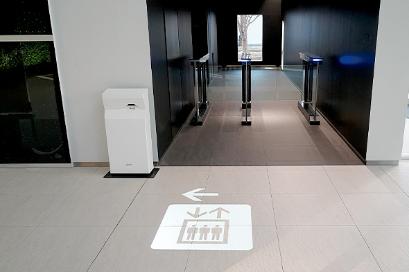 てらすガイドの床面に動くサインの例