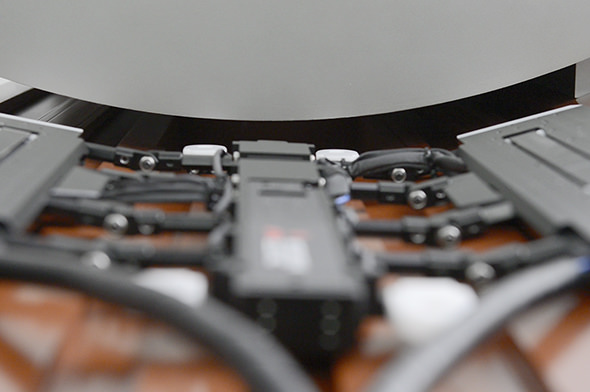 本体の薄さと低振動での走行を両立した新機構。