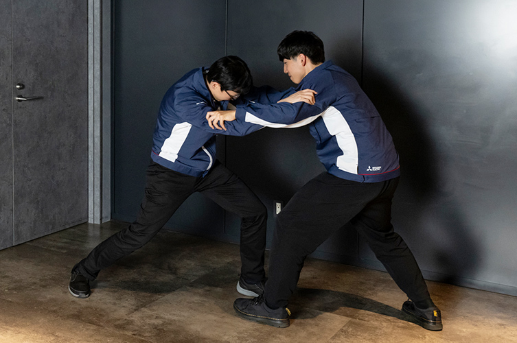 つかみ合いのイメージ