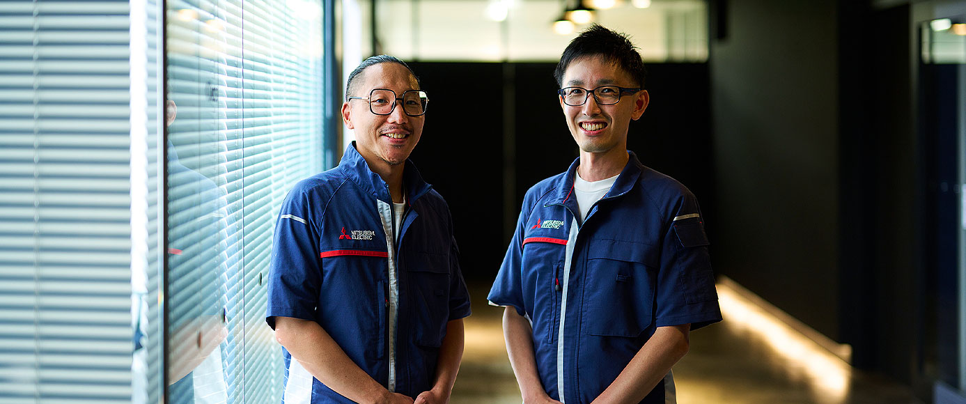 牧村さん、秋元さんが並んでいる写真