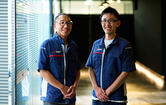 牧村さん、秋元さんが並んでいる写真