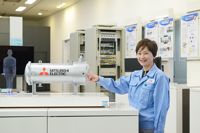 神戸製作所内にある「オゾナイザ」の模型を使って説明する与田さん