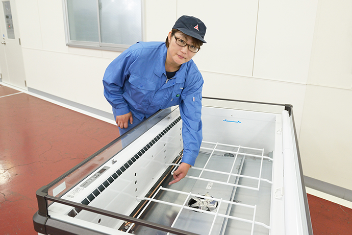 ショーケースの省エネ技術は冷熱をいかに効率よく作るか、利用するかが決め手。保坂さんが指さす部分には冷却器やファンに霜がつくのを防ぐ技術がある。