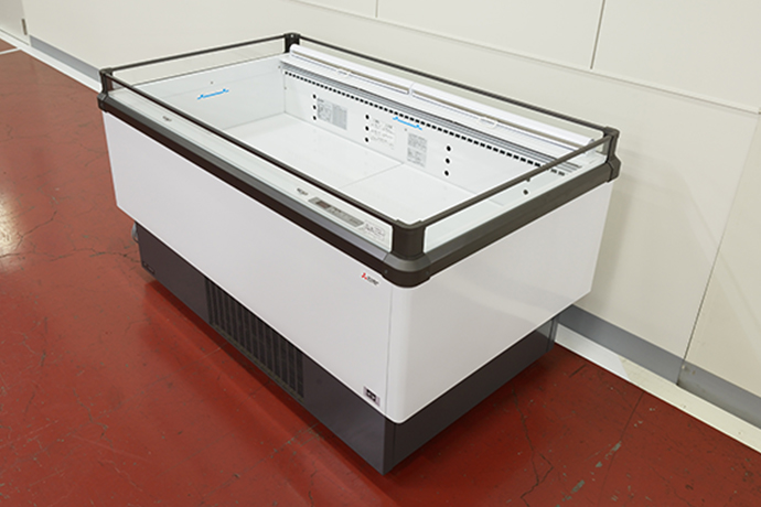 省エネ大賞を受賞した平形両面ショーケース「SR-FF Fシリーズ」。もともと地元スーパーからの依頼で開発した