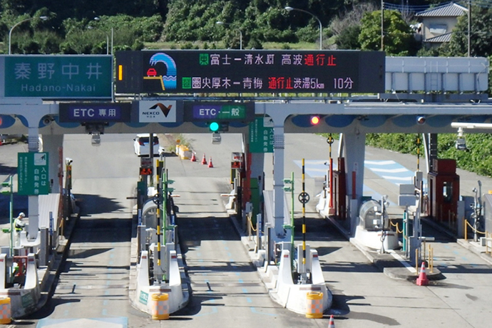 東名高速道路横浜管内の本線表示板