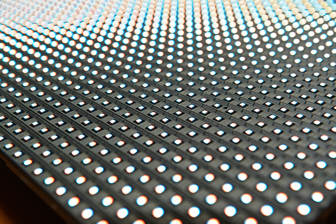 「面実装3in1タイプ」はR、G、Bの素子ピッチが細かいため、近距離でも色を視認できる。