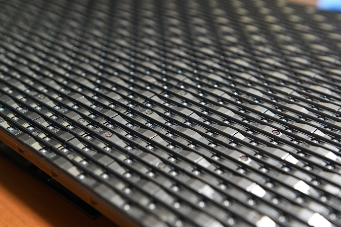 コントラストを上げるために、LED素子の上にわずかな庇があり、凹凸をつけて日光を遮っている