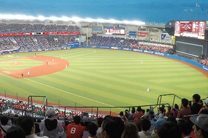 「多画面連動表示」を活用して迫力のあるユニークな演出を行う「ZOZOマリンスタジアム」