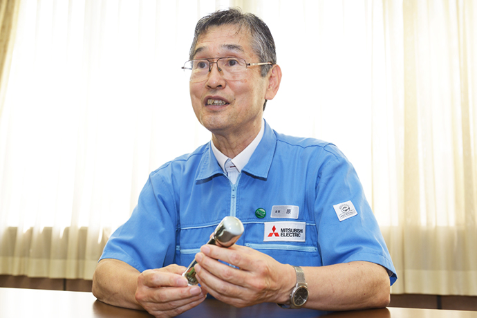 初期の発光素子を懐かしそうに手にする原さん