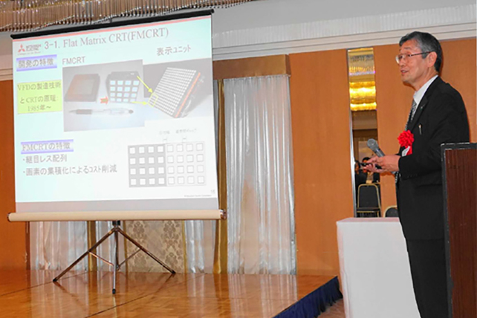 贈呈式の最後に講演する原さん。受賞の背景と大型映像技術の遷移をアカデミックに説明した