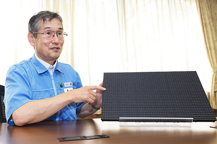 「LED素子を使ったタイプは駆動回路など、CRTと原理はあまり変わっていない」と説明する原さん
