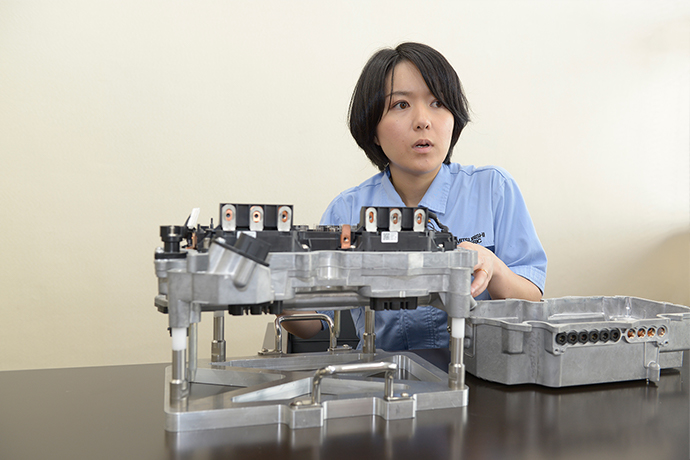 開発した統合型のパワーユニットを見せながら説明する植中さん