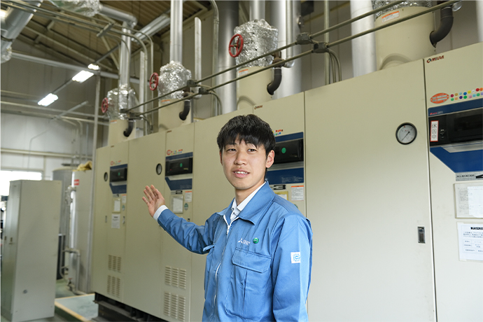 「ボイラーの熱は食堂と暖房に使います」と説明する原さん