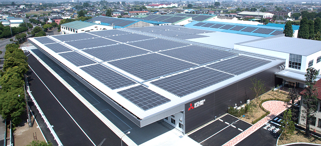 実感・体感型ショールーム「ユクリエ」と開発・設計事務所「技術センター」を併設した「複合棟」の屋上にも太陽光パネルが並ぶ