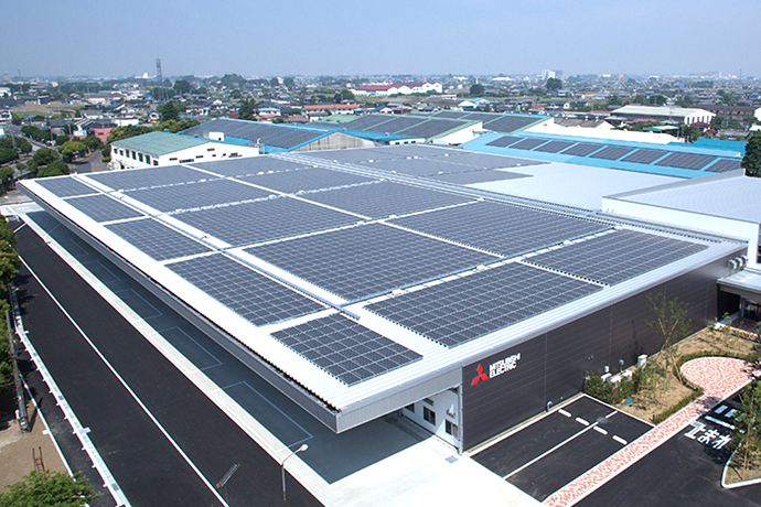 実感・体感型ショールーム「ユクリエ」と開発・設計事務所「技術センター」を併設した「複合棟」の屋上にも太陽光パネルが並ぶ