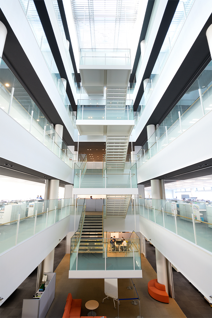 PI棟の吹き抜けスペースの写真