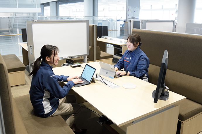 PI棟にあるフリースペースは社内のコミュニケーションにも便利