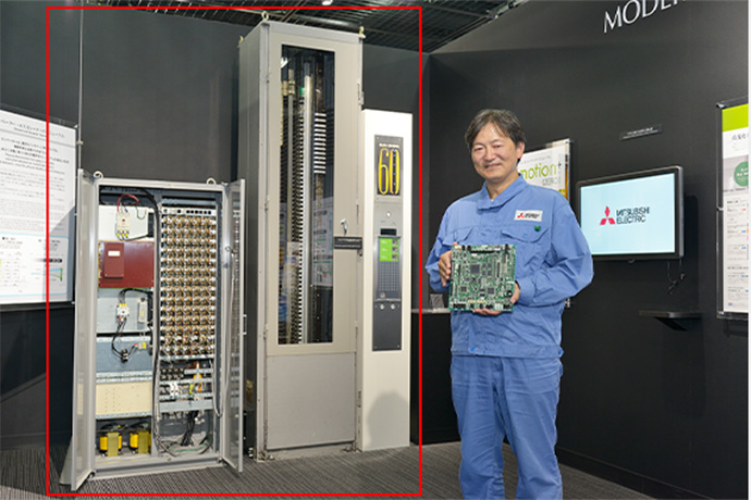高速エレベーターの制御盤の写真