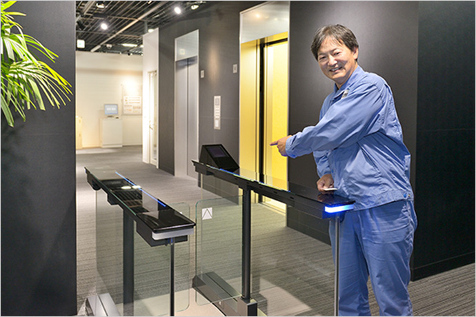 「スーパー可変速システム」と「エレベーター行先予報システム」の写真