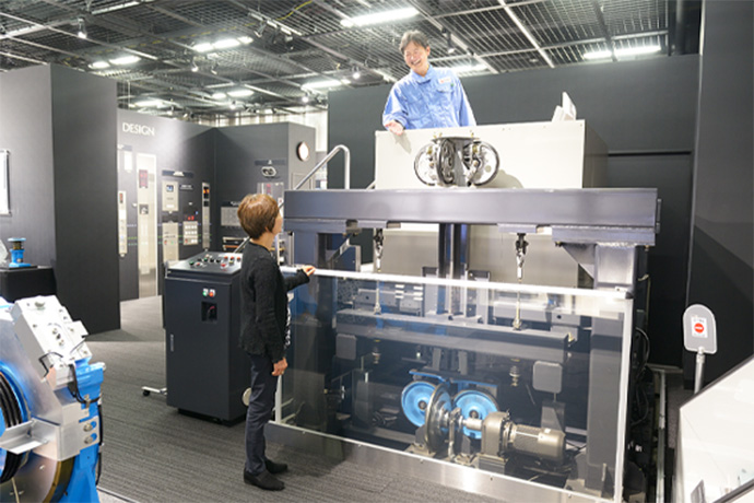 「アクティブローラガイド」の仕組みと乗り心地を体験できるシミュレーションをしている写真