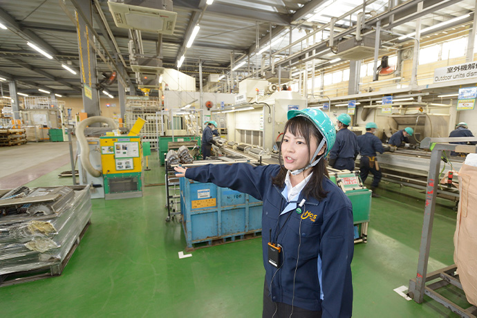 エアコンの手解体のラインを説明する石井さんの写真