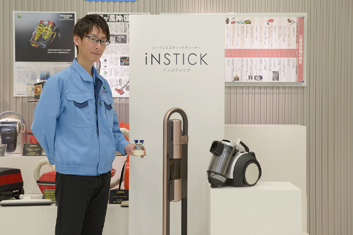 山岸さんが持っているものが最新のスティッククリーナー「iNSTICK ZUBAQ」（写真中央）のモーター部。キャニスター式と比べるとZUBAQのコンパクトさが伝わってくる