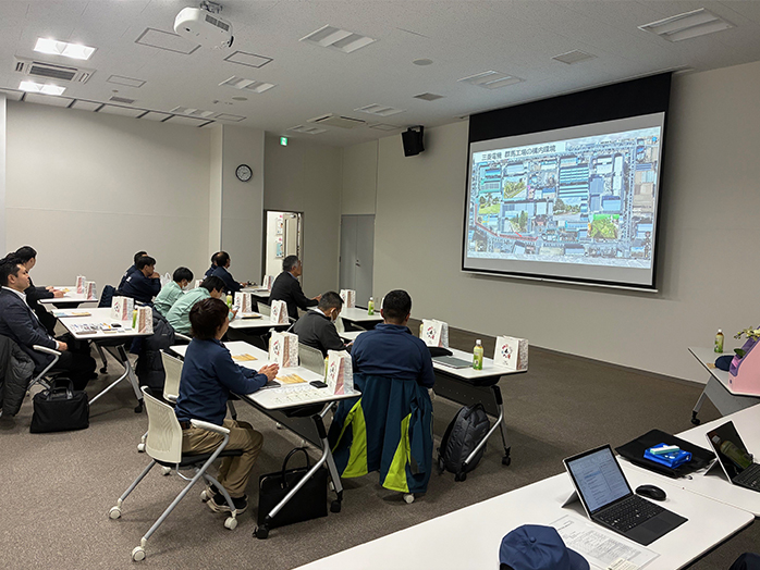 12月には、群馬工場の活動を紹介するとともに、ビオトープ（キラリ池＋）をはじめ構内の緑地を案内