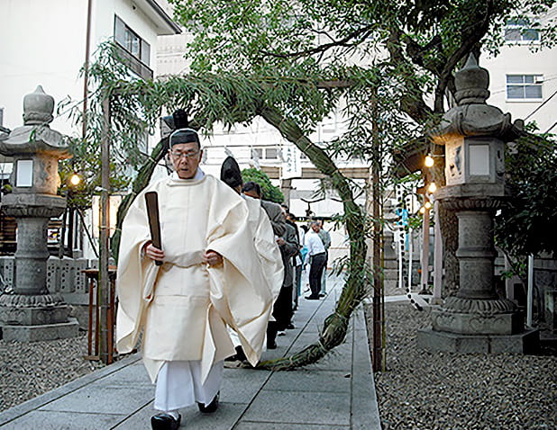 毎年7月に行われる三石神社での茅（ち）の輪くぐり。この輪の材料として、神戸地区で刈り取ったチガヤを提供