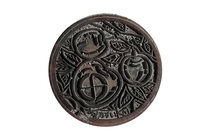 リンゴ栽培が盛んな飯田市では、リンゴを市の木としている。マンホールの柄もリンゴのあしらい