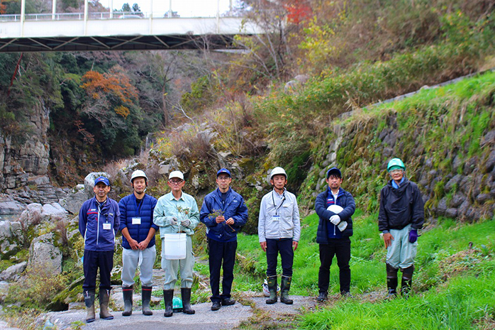 採取に赴いたメンバー[飯田市教育委員会文化財保護活用課 西脇様（左から二人目）、飯田市役所環境保全課 大野様（右から三人目）と当社社員]