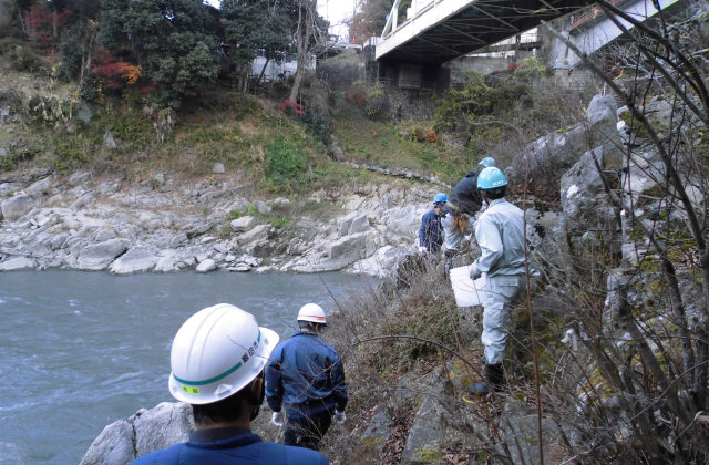 採取風景。川沿いの急斜面を慎重に移動しながらの作業となった