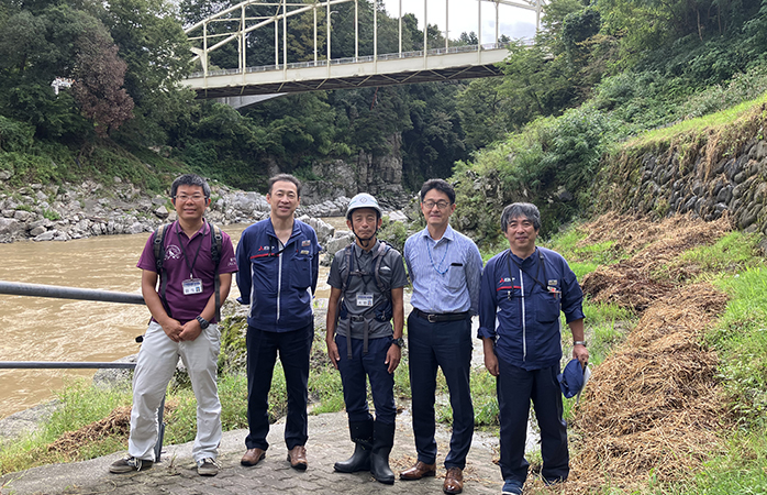 天龍峡を視察後、活動について情報を交換