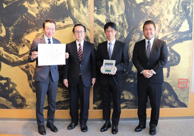 左：橋本所長、左より2人目：香川県知事 池田さん