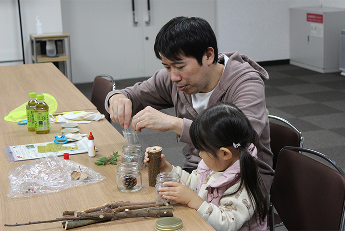 採集した素材でランタンを工作