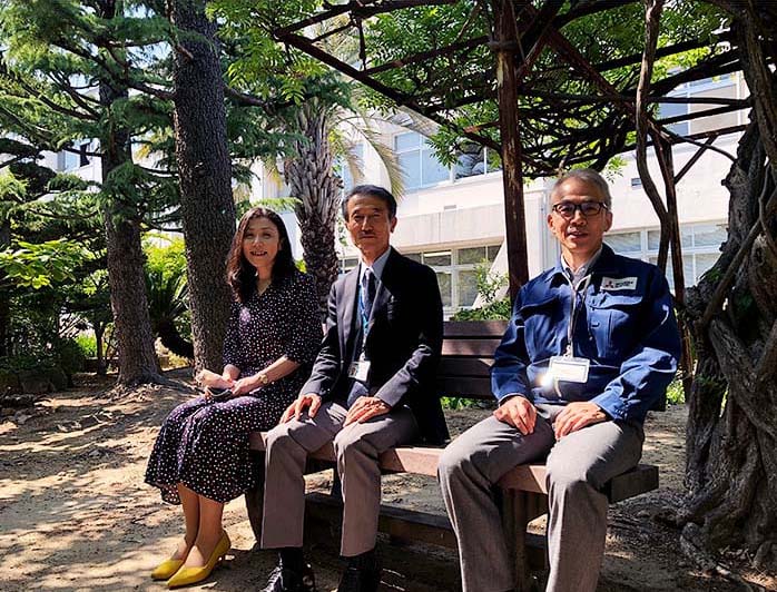 人材開発センターのグリーンイノベーション活動推進責任者の山下さん（中央）、原田さん（右）と、本社の生物多様性保全活動推進担当（左）
